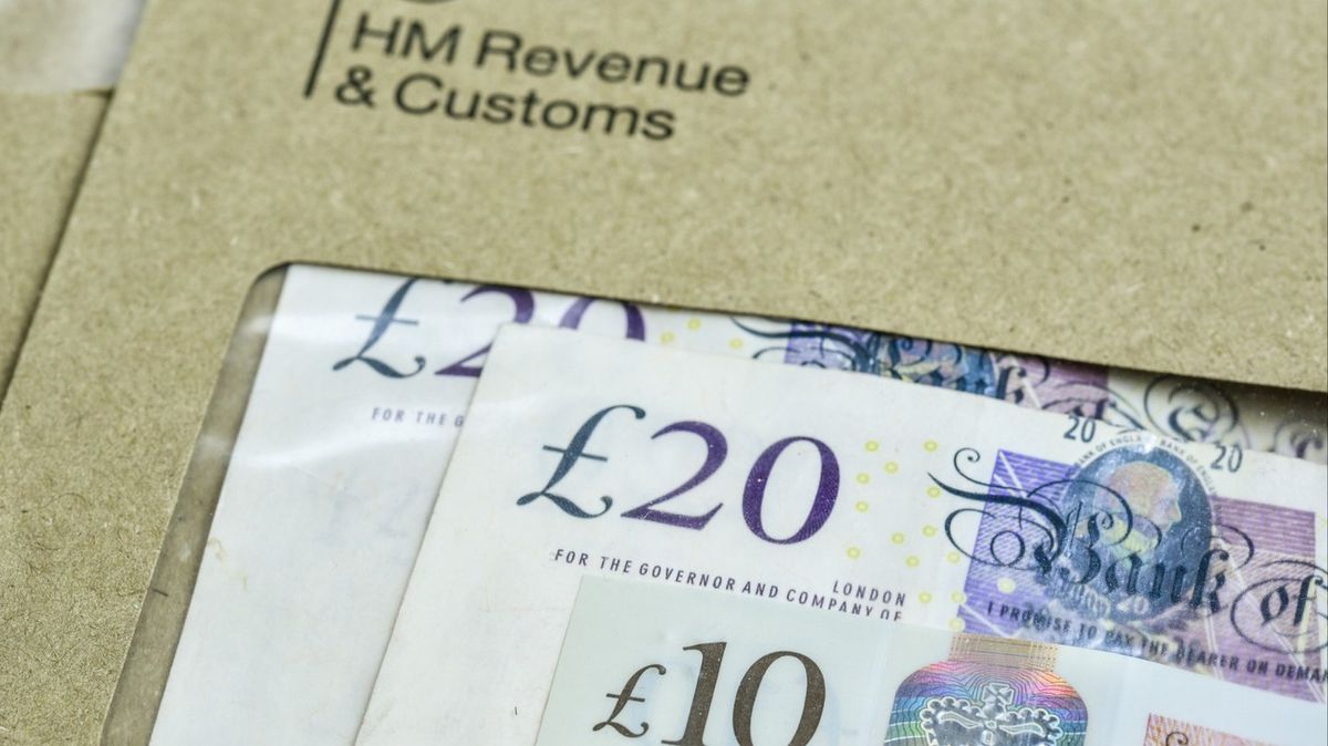 UK Minimum Wage Rise Could Add Nearly £1,000 a Year