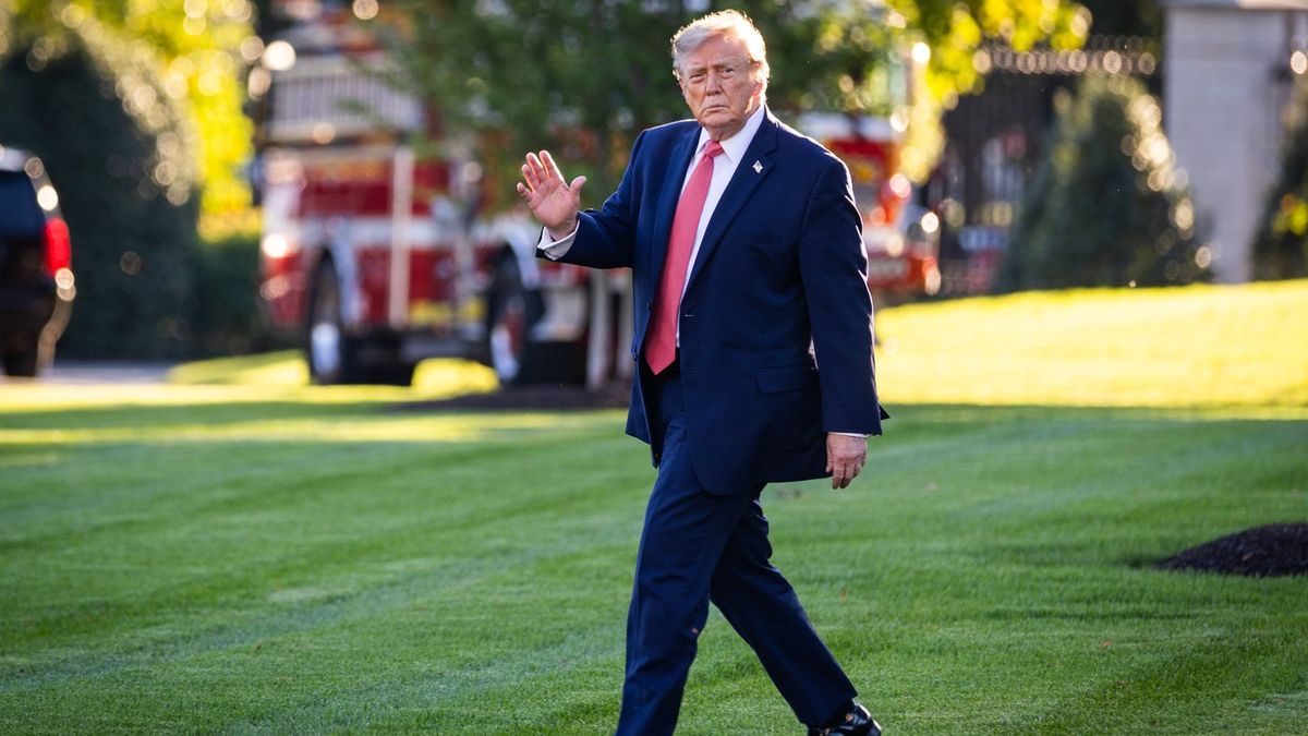 Trump’s Helipad Wave Sparks Confusion After Camera Reveals the Wider Scene