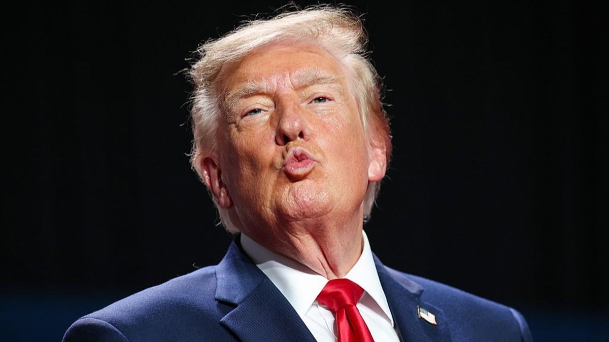Trump sparks reactions with awkward mom joke during Texas rally