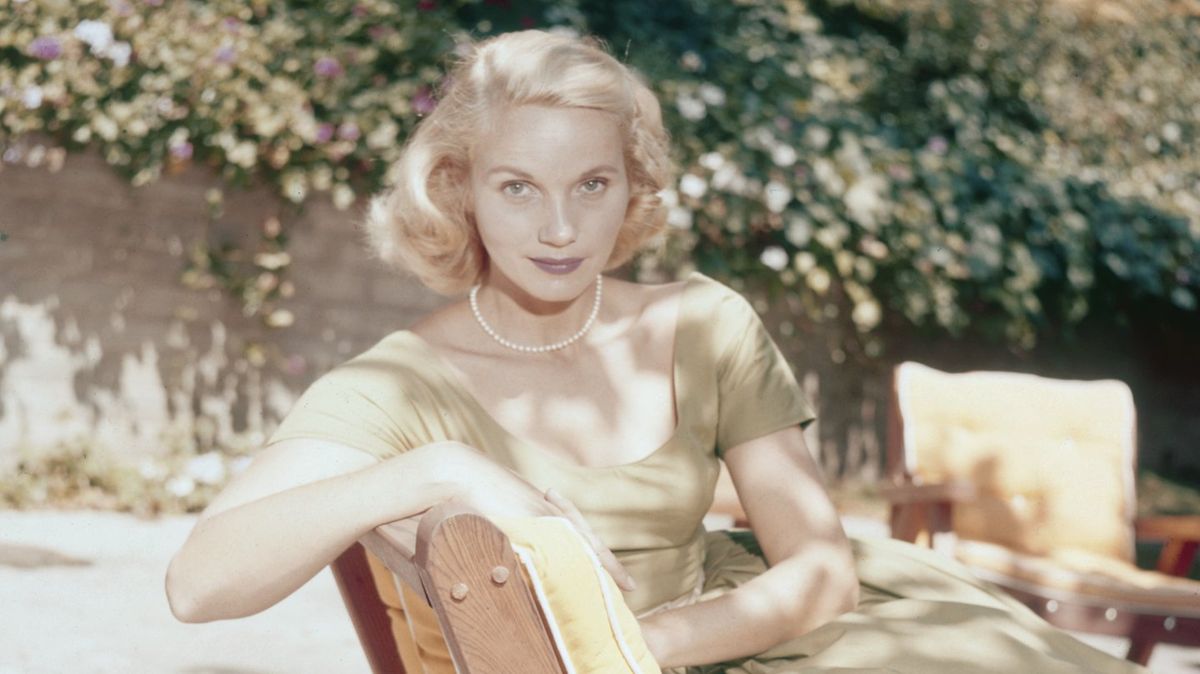 Hollywood Mourns Oscar-Winning Star Eva Marie Saint, Dead at 102