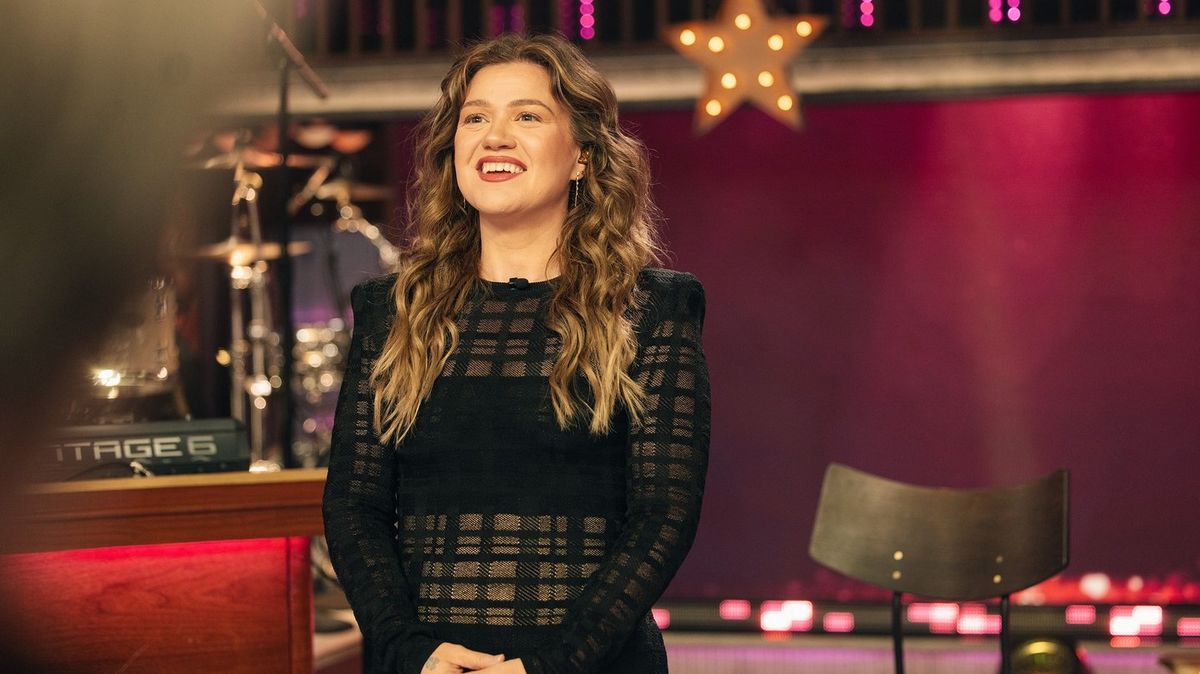 Kelly Clarkson’s ‘Pretty Woman’ Claim Draws Cryptic Response From Brooklyn Store
